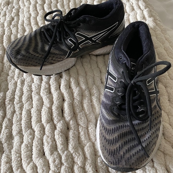 ASICS Women’s Gel Nimbus 22 Black and White Sneakers - Picture 7 of 9